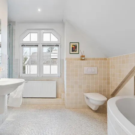 Cls Moderne Mit Garten Fuer Bis Zu 6 Personen, 2 E-ladesaeulen, 3 Parkplaetze, Loggia, Grosses Haus Zwischen Luebeck Und Ostsee, Ideale A1 Anbindung Nach Hamburg, Luebeck, Timmendorfer