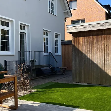 Cls Moderne Mit Garten Fuer Bis Zu 6 Personen, 2 E-ladesaeulen, 3 Parkplaetze, Loggia, Grosses Haus Zwischen Luebeck Und Ostsee, Ideale A1 Anbindung Nach Hamburg, Luebeck, Timmendorfer Bad Schwartau